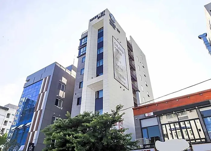 Brown Dot Songjung Hotel 3*